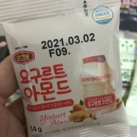 Kacang almond Korea 14 gram yogurt