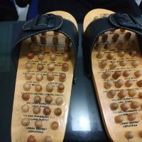 Sendal slop kayu kesehatan gaul pijat kaki Refleksi